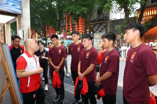 除此之外，海报中其他几人的状态也耐人寻味：段博文手持摄像机，神色专注；任达华回身怒视，满面愁云；于和伟直视屏幕，面露凶狠